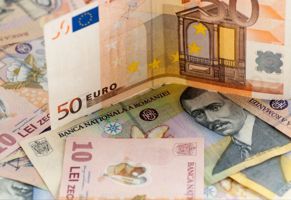 Kým futures sú štandardizované kontrakty obchodované na burze, forward sa uzatvára mimo burzy a možno ho prispôsobiť konkrétnej transakcii. Tento rozdiel je dôležitý najmä pri plánovaní budúcich platieb a príjmov v cudzej mene.