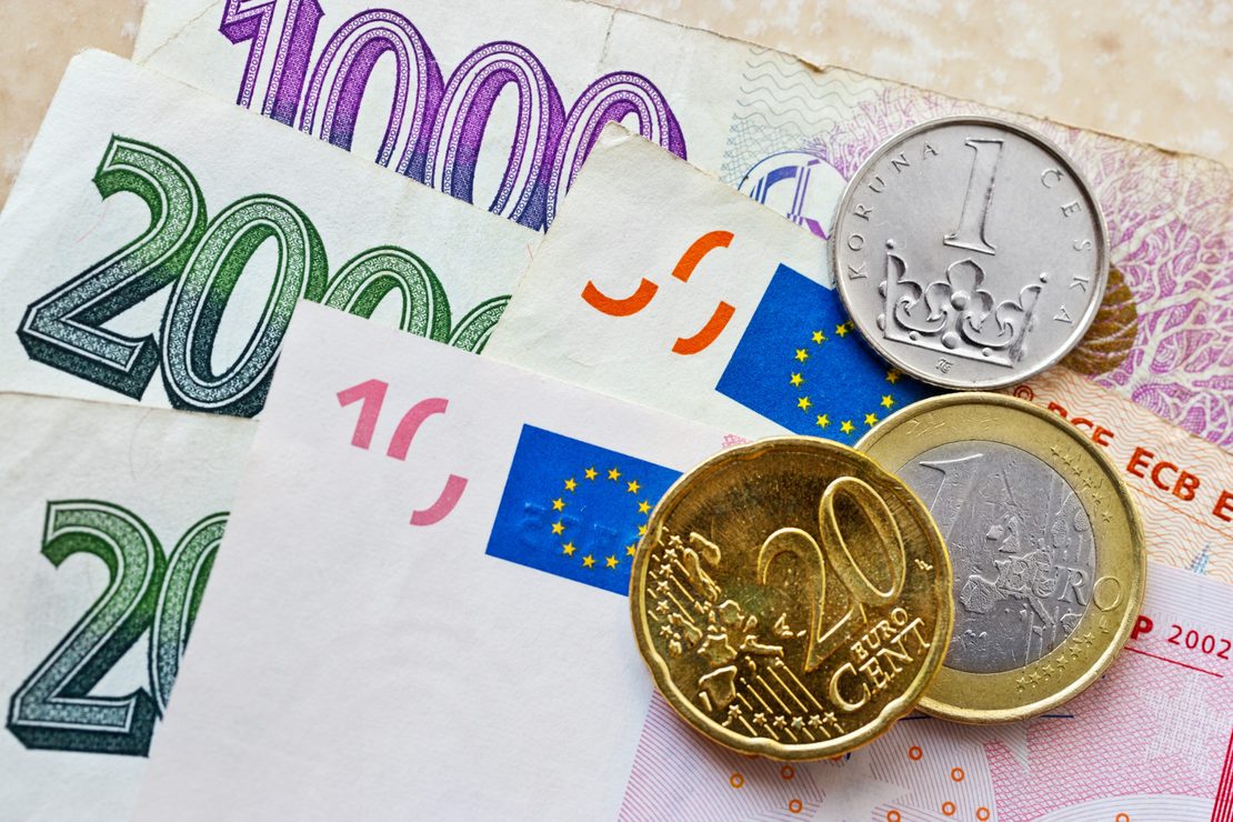 České koruny a eurá pri výmene CZK za EUR.